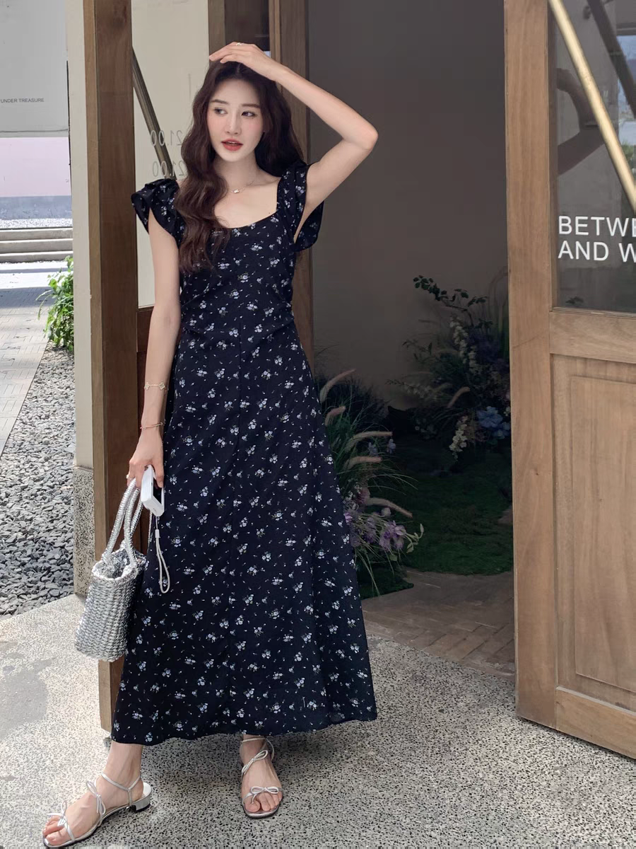 黑色碎花方领连衣裙女2025新款法式复古收腰显瘦气质独特裙子