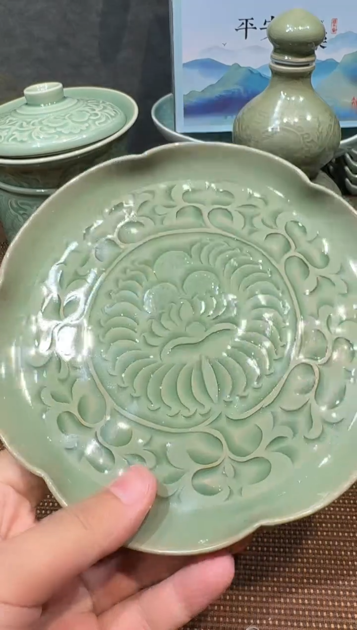 手工菊纹小花口盘一只