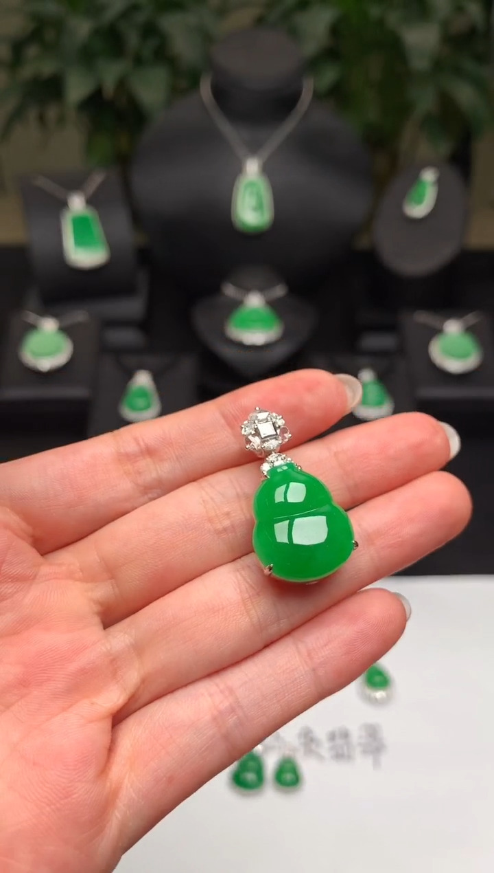 颈饰18K金镶嵌翡翠绿葫芦