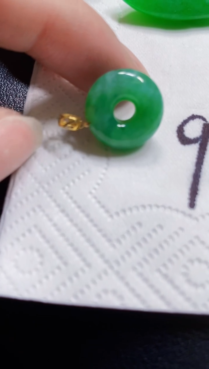 颈饰18K金镶嵌翡翠甜甜圈