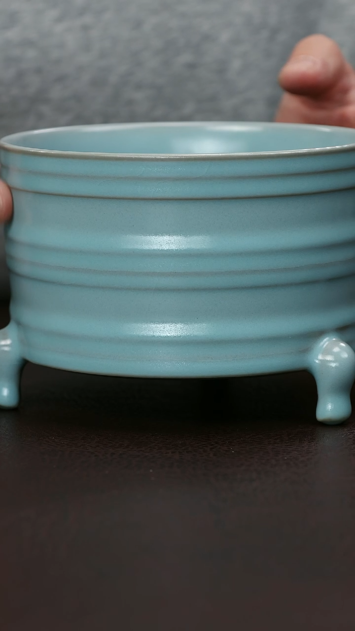 【闪购商品】盘中号三足弦纹樽32