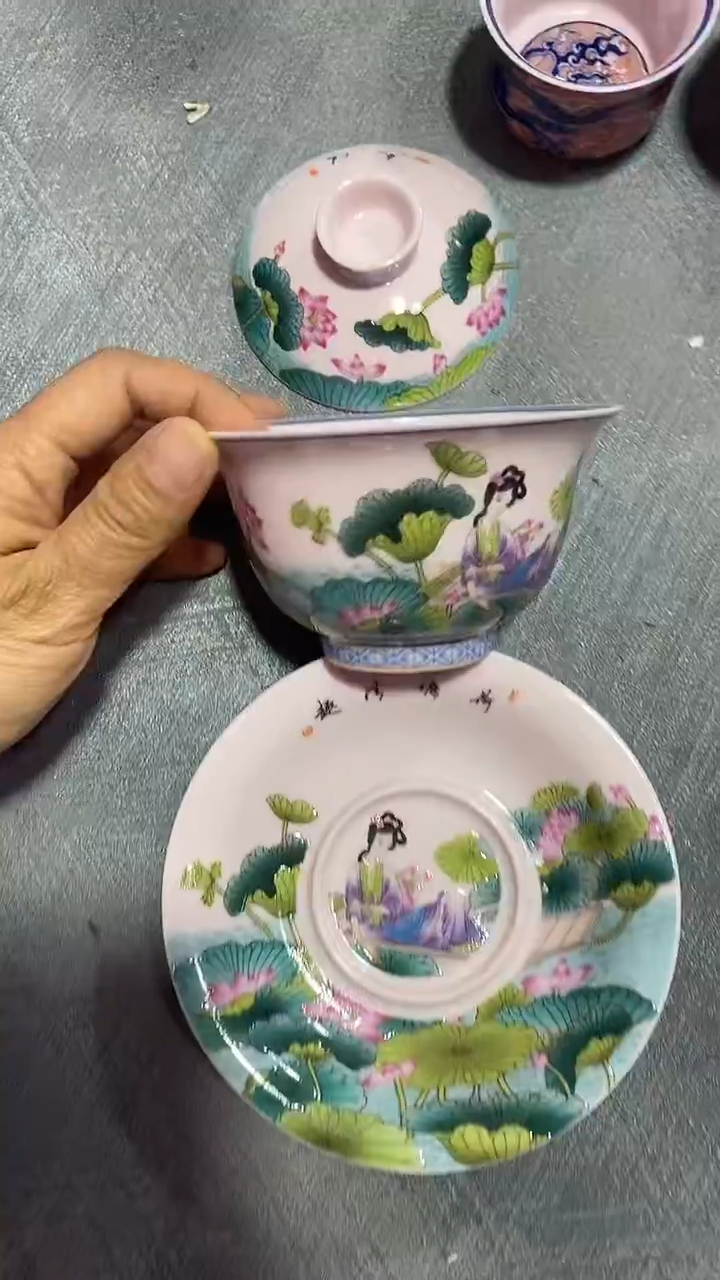 摆件瓷红稀土荷花美女三才盖碗