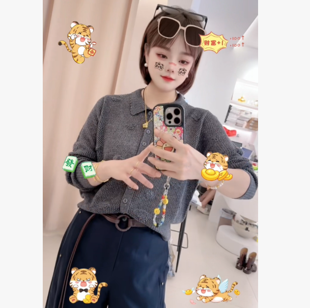 秋季翻领单排扣亮闪立体钩花针织衫