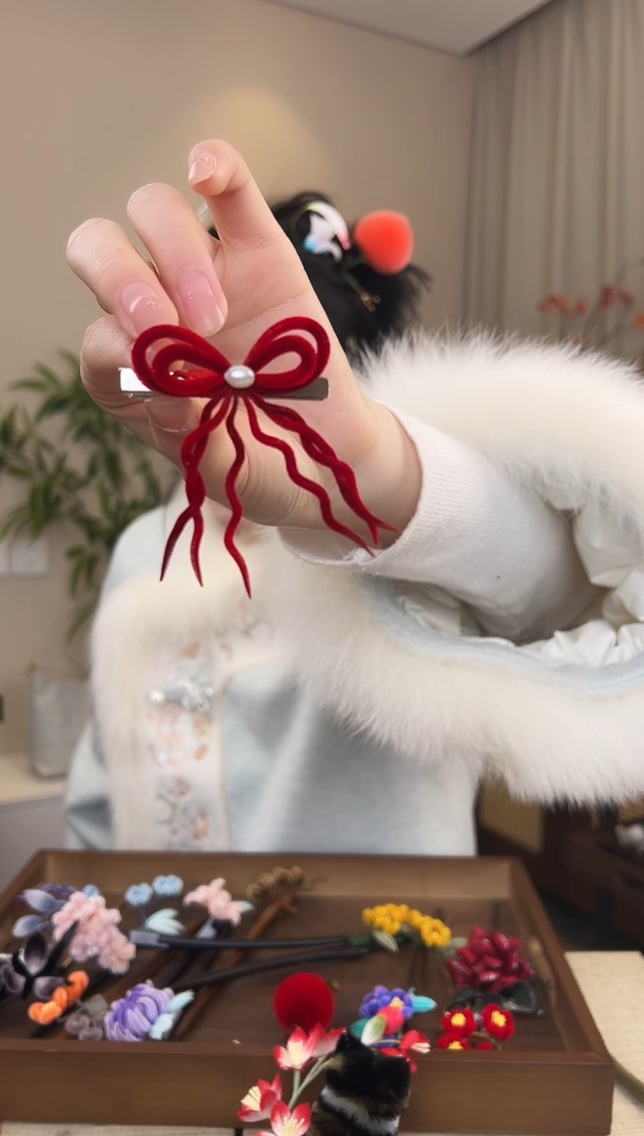 刺绣红色蝴蝶结胖绒边夹