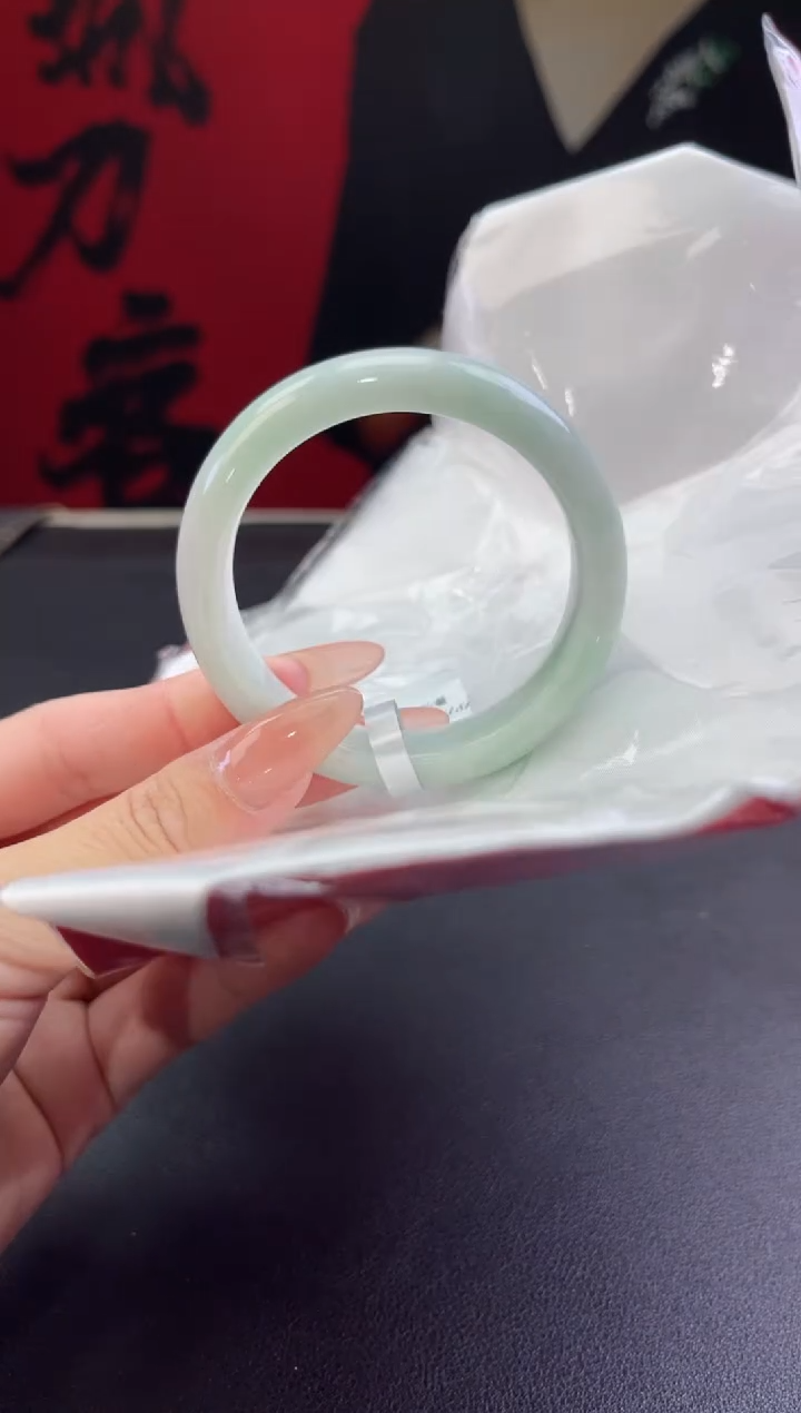 【闪购商品】翡翠手镯未镶嵌13翡翠手镯(微瑕）