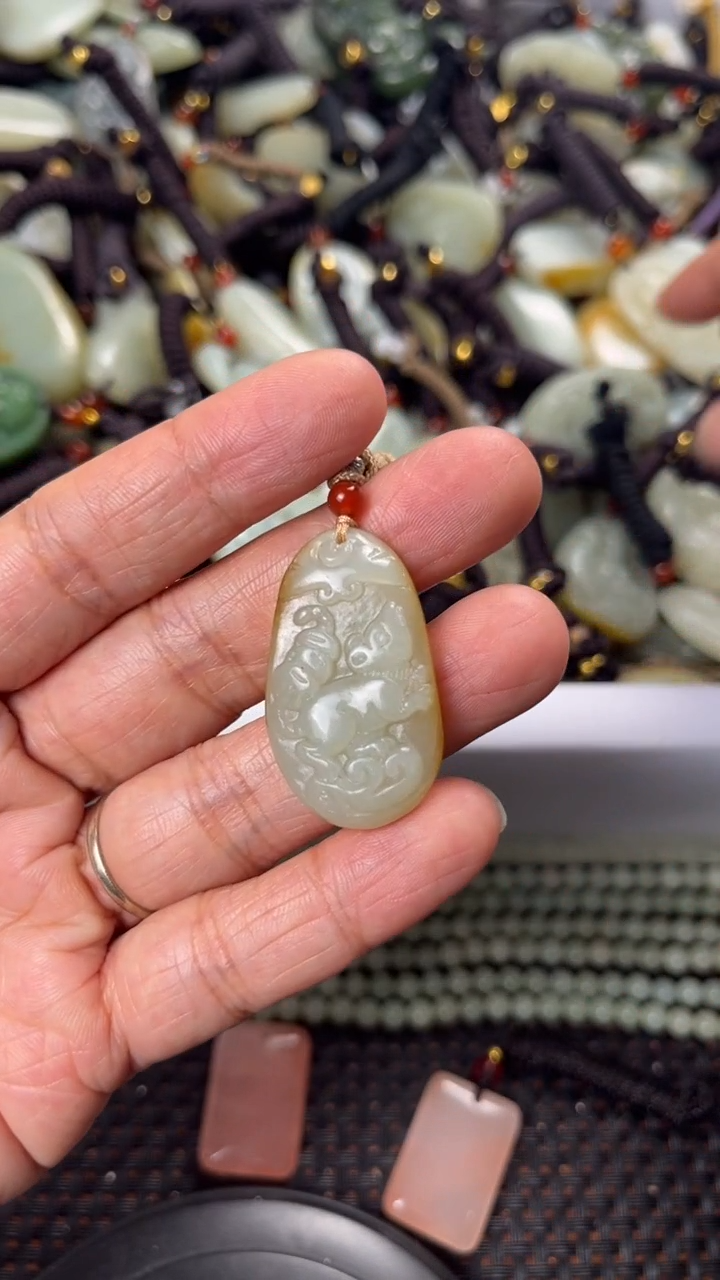 【闪购商品】和田玉颈饰未镶嵌多样性发货没有证书拍一发一有瑕