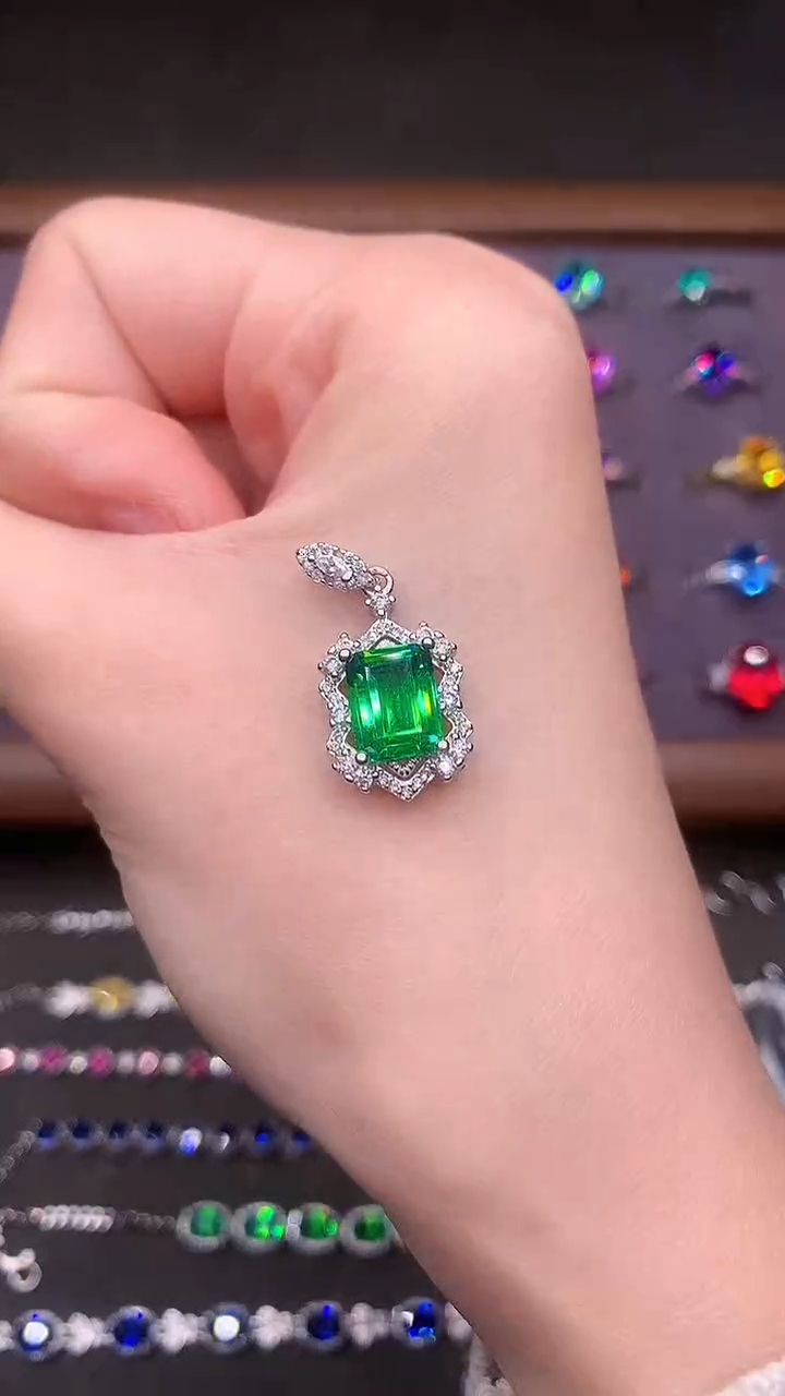 【闪购商品】透辉石吊坠银S925镶嵌······