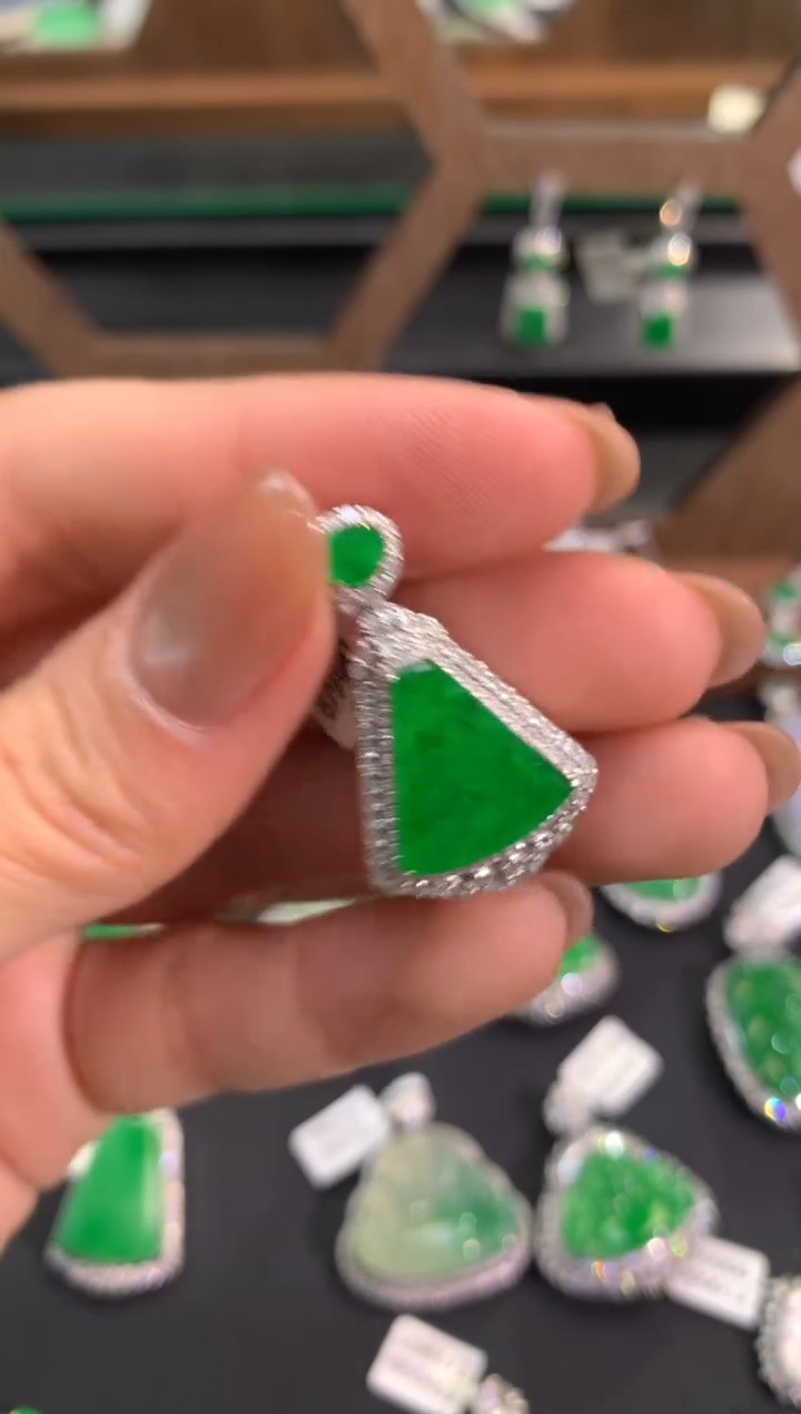 【闪购商品】翡翠吊坠(不含链)18K金镶嵌吊坠