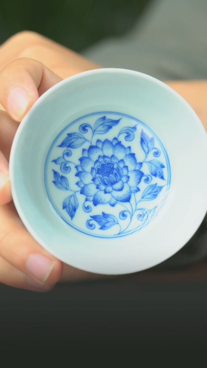 陶瓷满工缠枝莲折肩杯