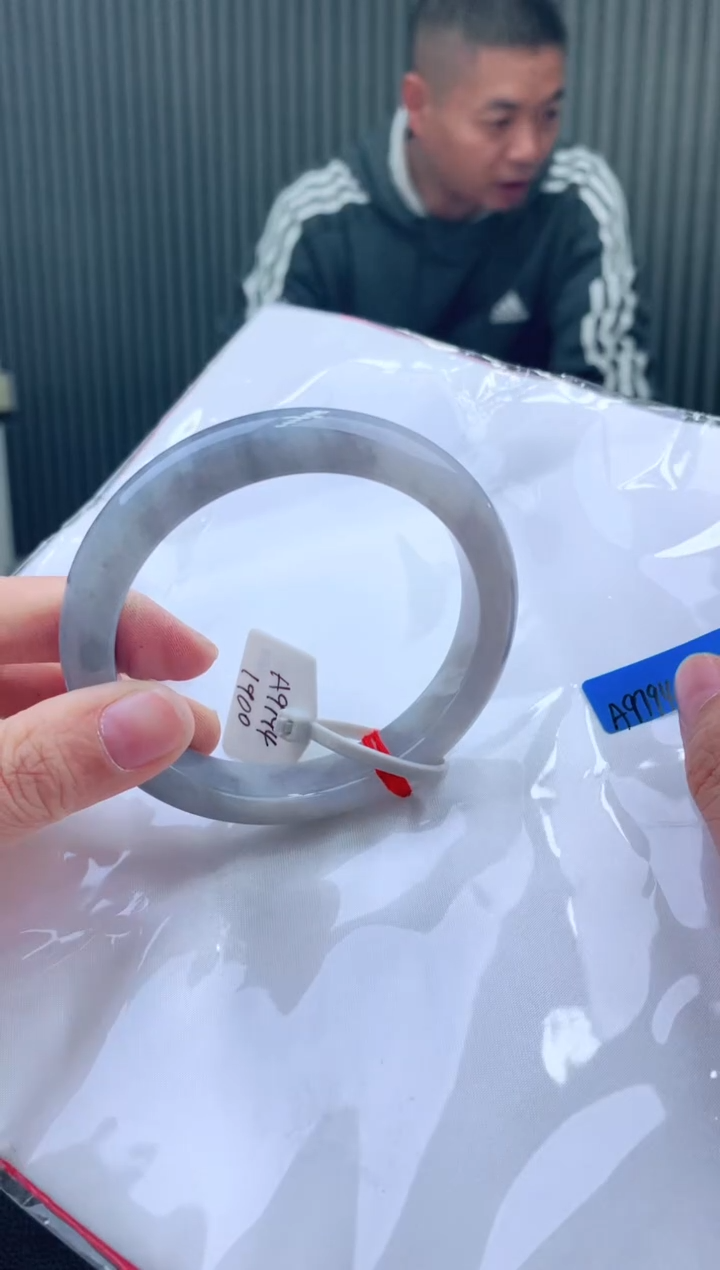 未镶嵌手镯翡翠?**熊61+