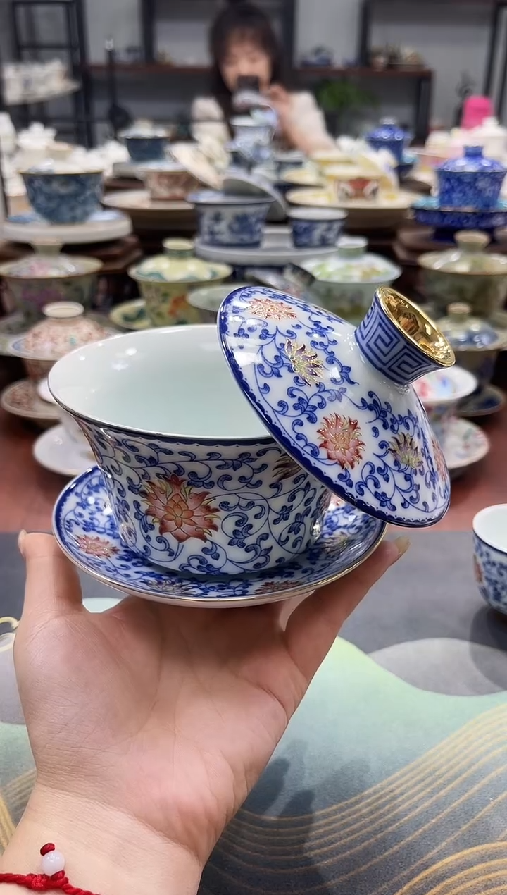 320釉下描金缠枝莲悬停盖碗