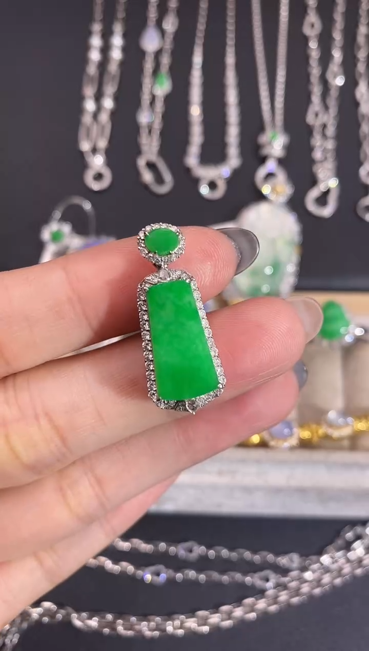 颈饰18K金镶嵌翡翠吊坠