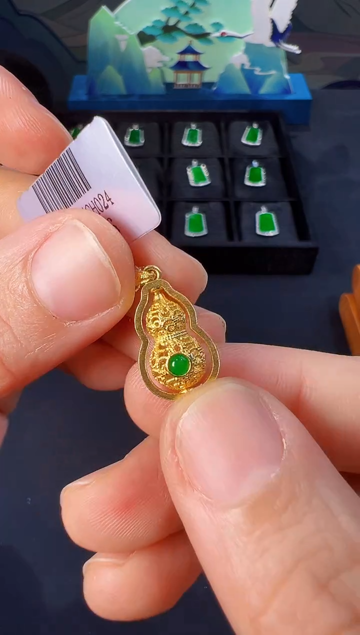 【闪购商品】翡翠颈饰18K金镶嵌吊坠