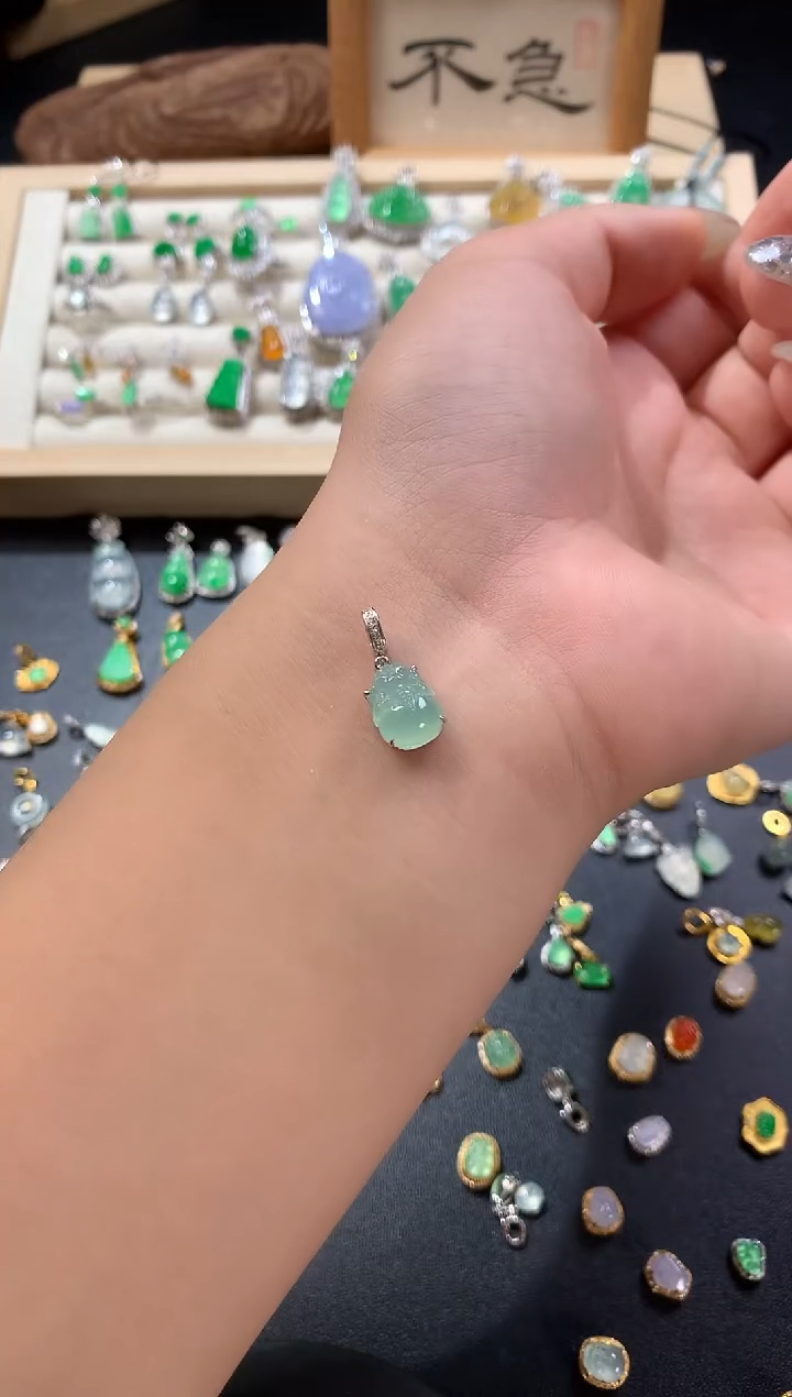 颈饰18K金镶嵌翡翠貔貅