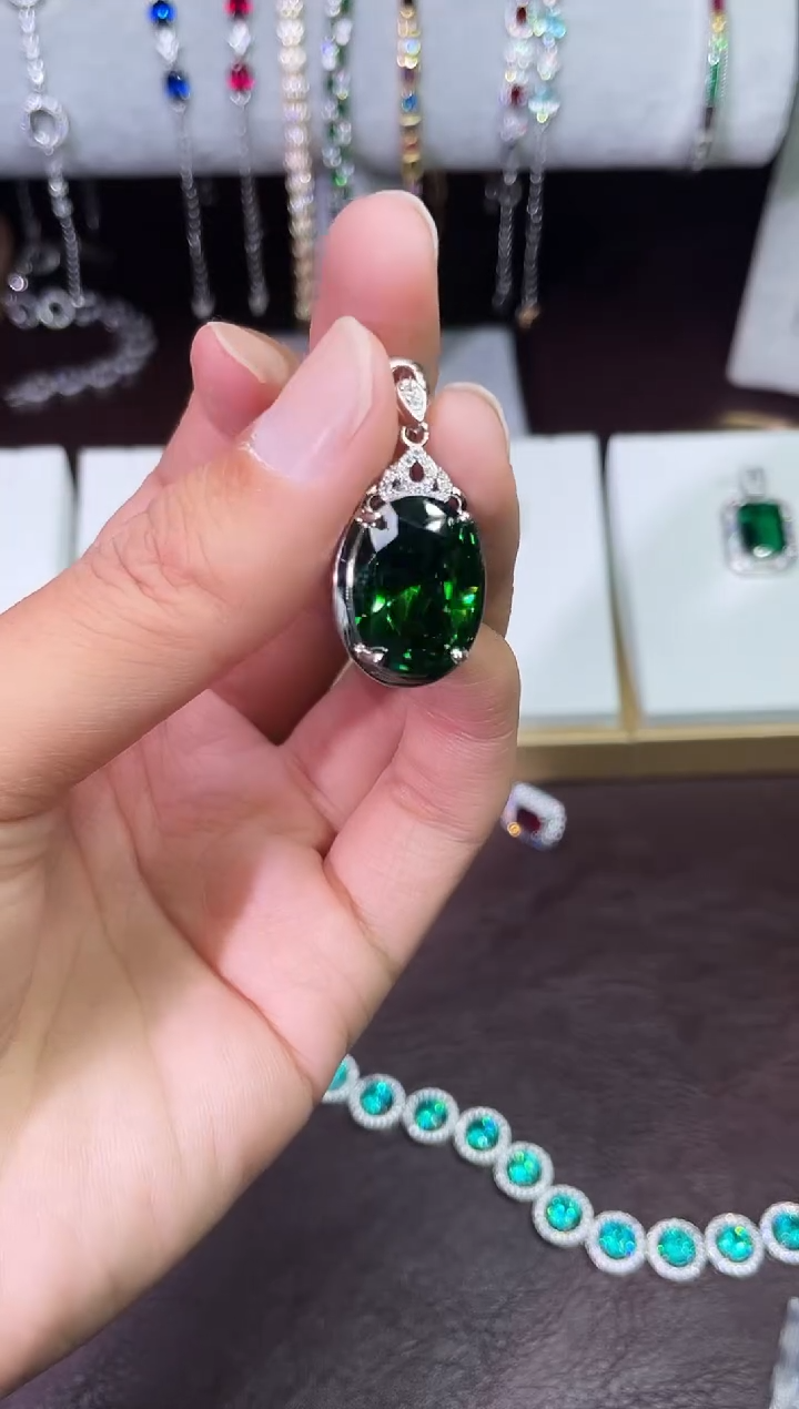 足铂镶嵌合成（培育）蓝宝石吊坠(赠链)绿宝吊坠506