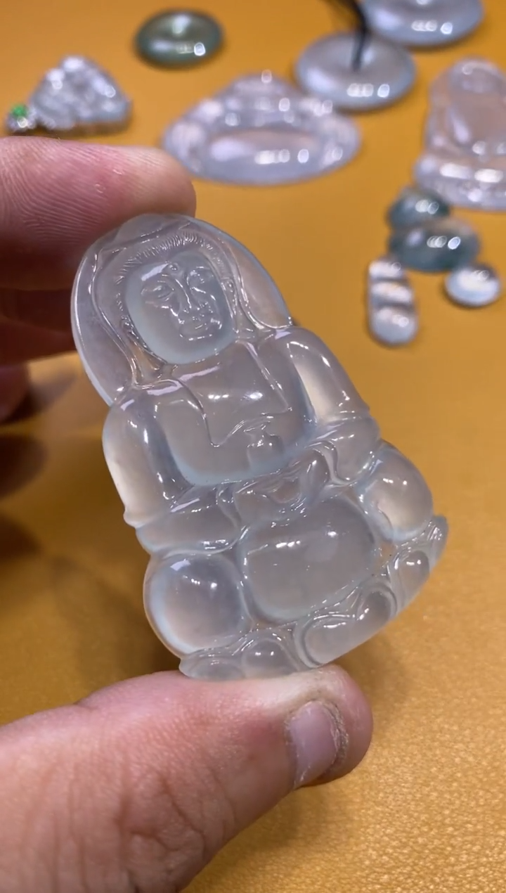 吊坠(不含链)未镶嵌翡翠观音18000   54.4  36.1  6.3