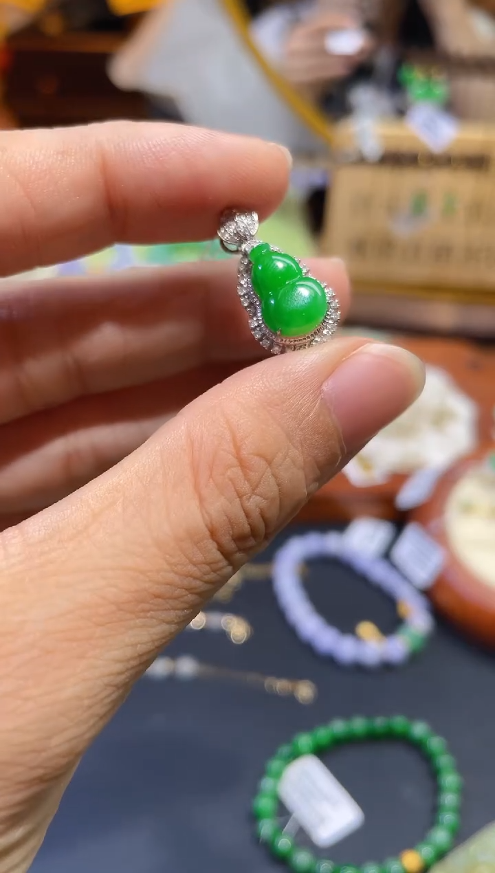 翡翠18K金镶嵌颈饰葫芦