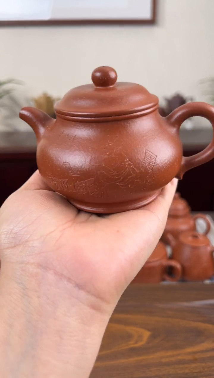 茶壶紫砂红降坡刻绘潘壶180CC