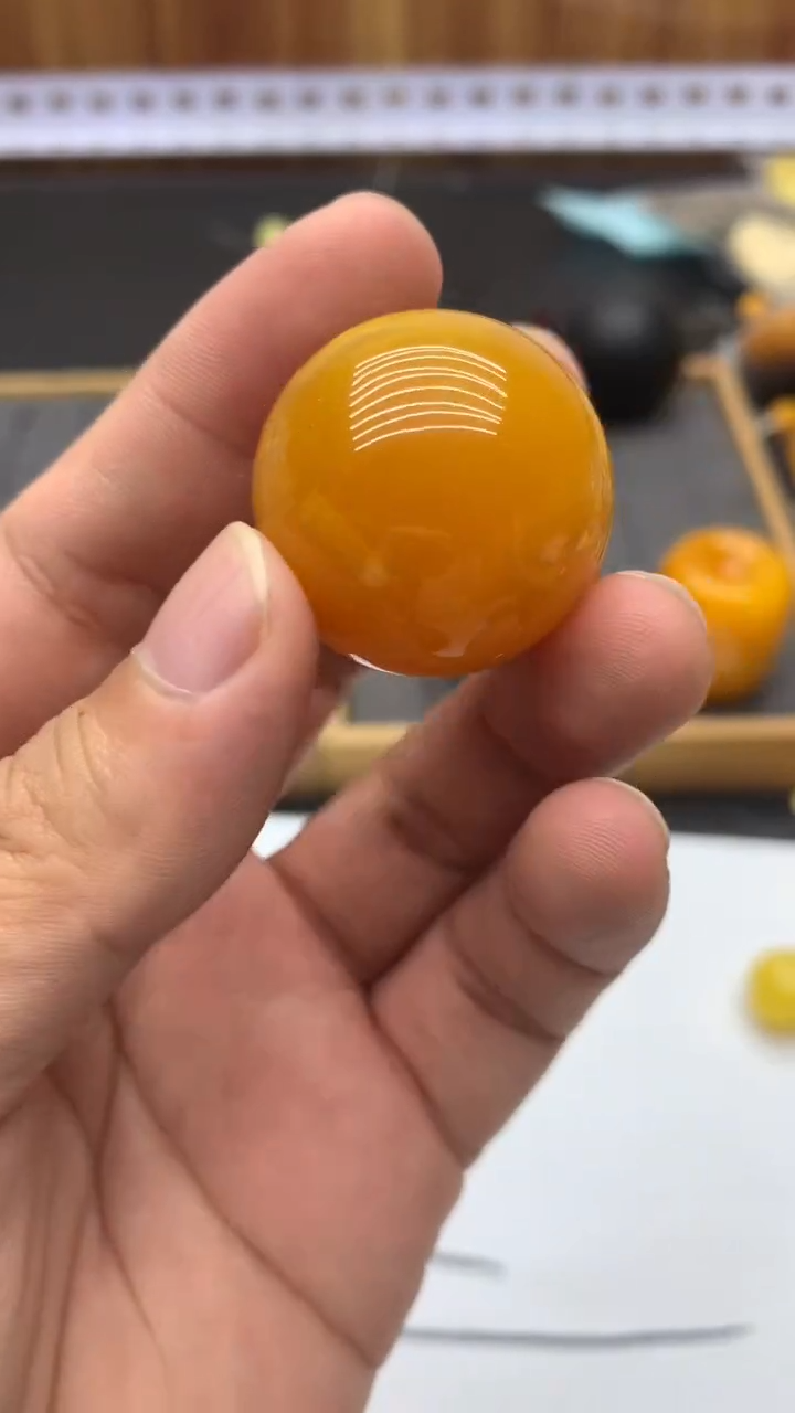 D140.鸡油黄30毫米单珠