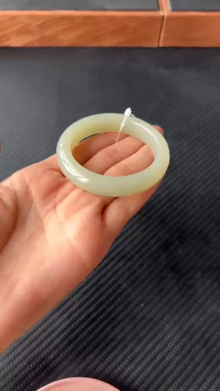 【闪购商品】和田玉手镯未镶嵌且末微色差近矿52 k