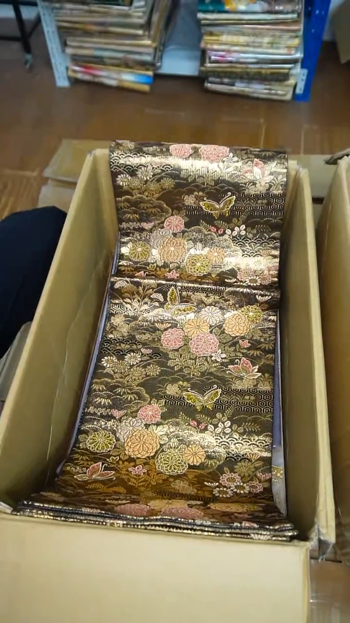 织绣恩**贝织金蝴蝶花卉