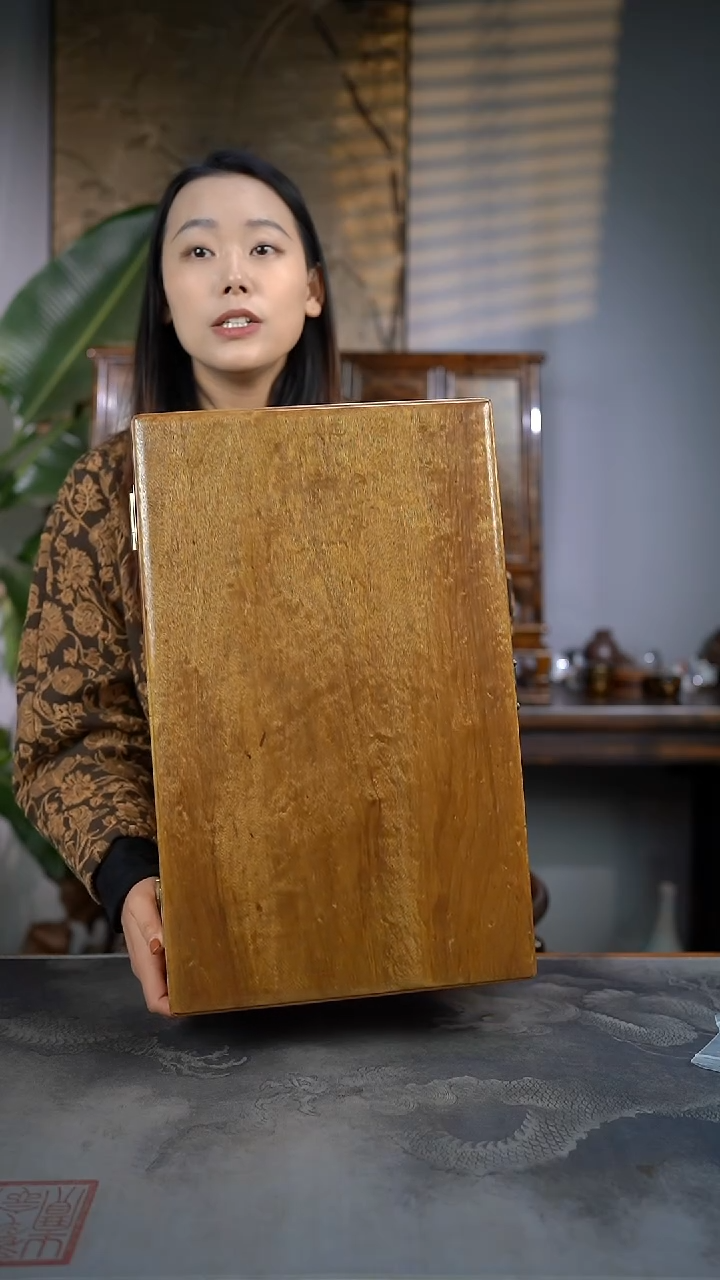 【闪购商品】金丝楠木艺满花精工一木一器收纳箱565