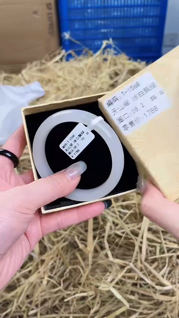 未镶嵌手镯石英质玉T-1568