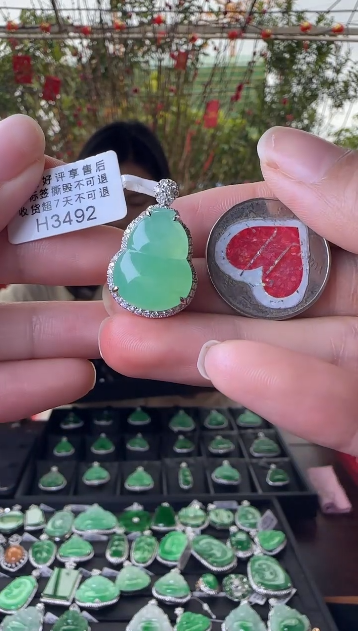 【闪购商品】翡翠颈饰18K金镶嵌H3492冰果绿葫芦