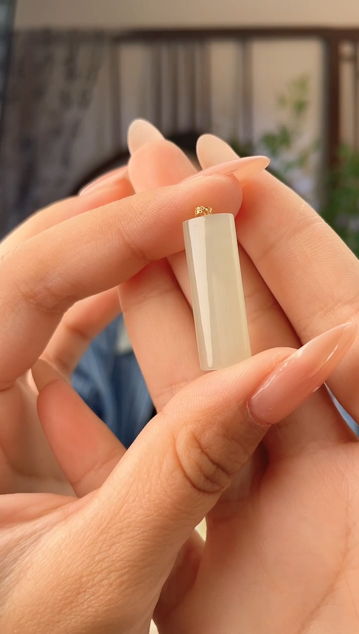 颈饰18K金镶嵌和田玉无事牌 p