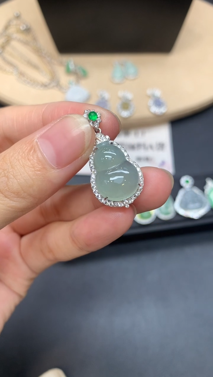 【闪购商品】翡翠吊坠(不含链)银S925镶嵌葫芦【多样性发其一】