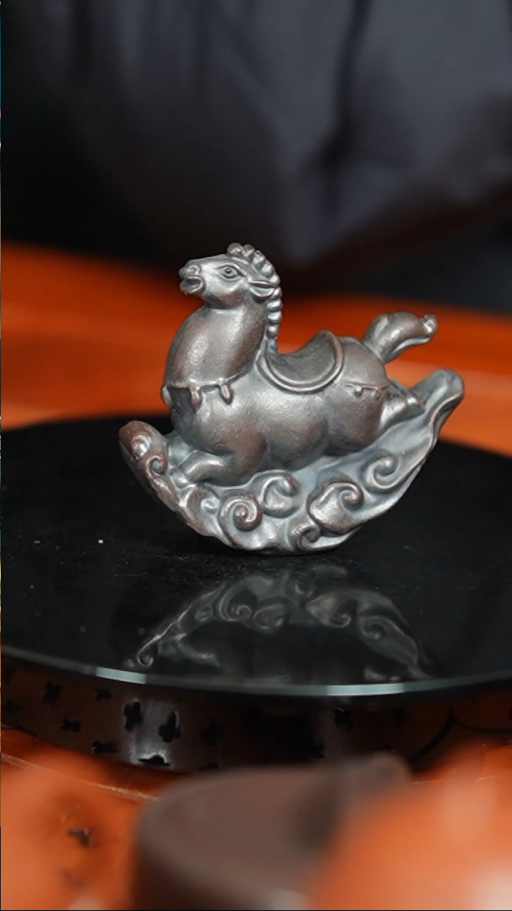 【闪购商品】紫砂茶宠古红泥刻绘生肖摇摇马精品摆件