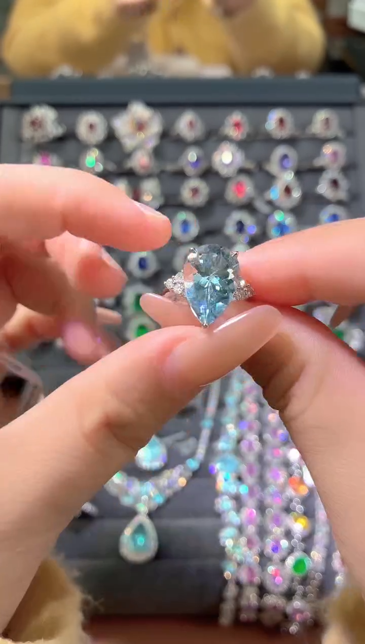 18K金镶嵌戒指海蓝宝石-4.23克拉