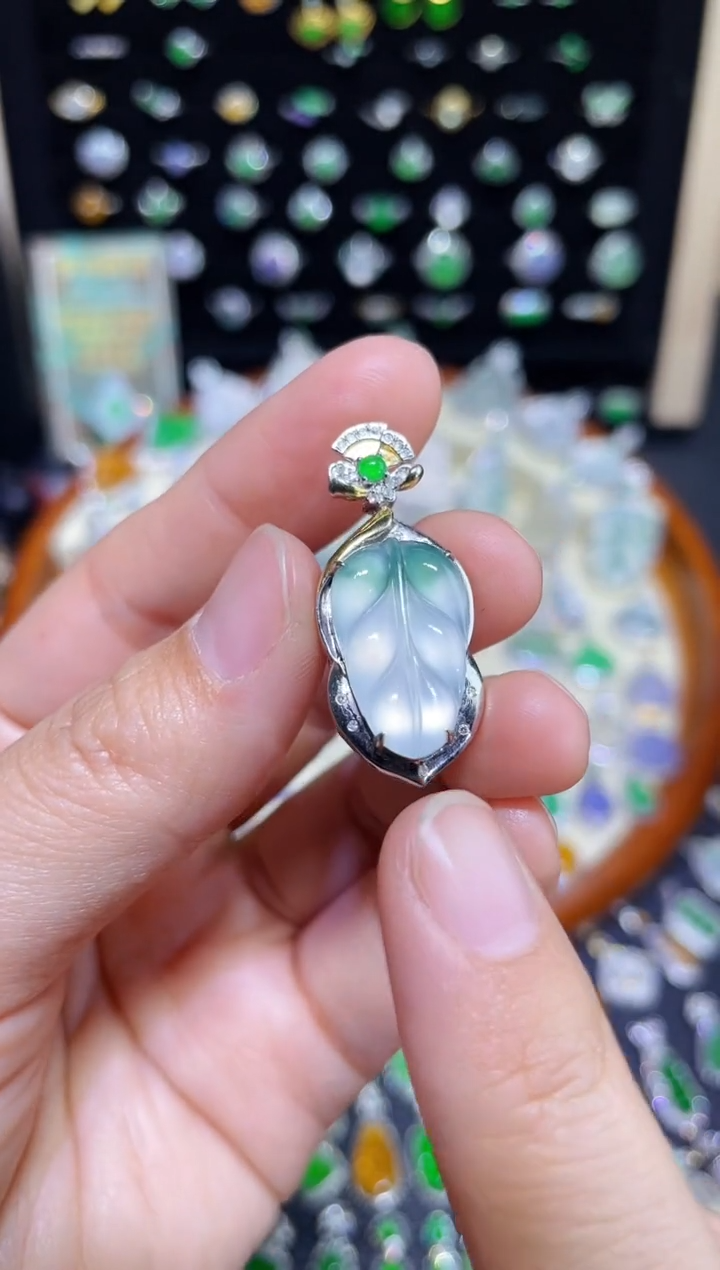 【闪购商品】翡翠颈饰18K金镶嵌玻璃种飘花叶子吊坠