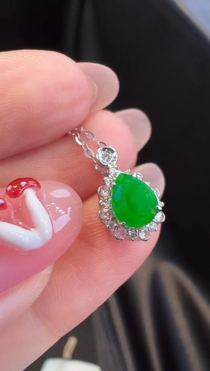 颈饰18K金镶嵌翡翠吊坠