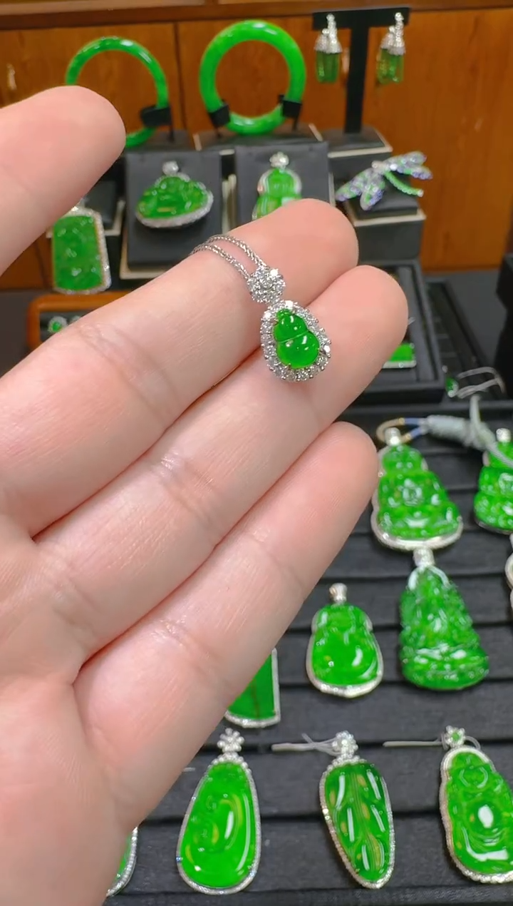 【闪购商品】翡翠吊坠(赠链)未镶嵌天然A货翡翠