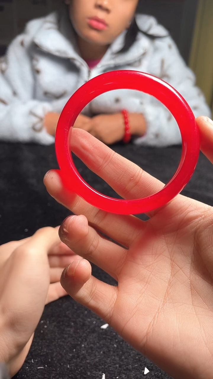 猛子收货满红手镯