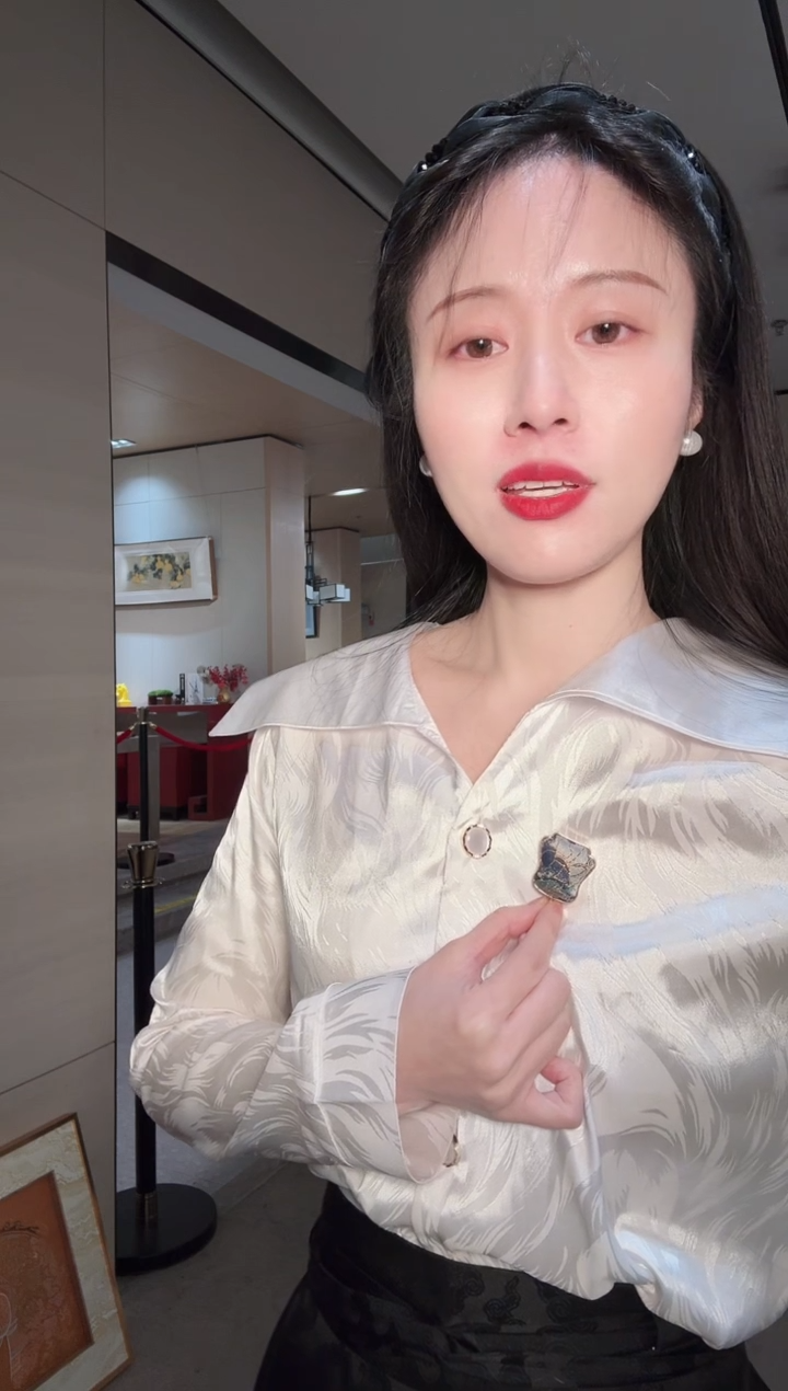 祥麟戏牡丹扇佩流光胸针
