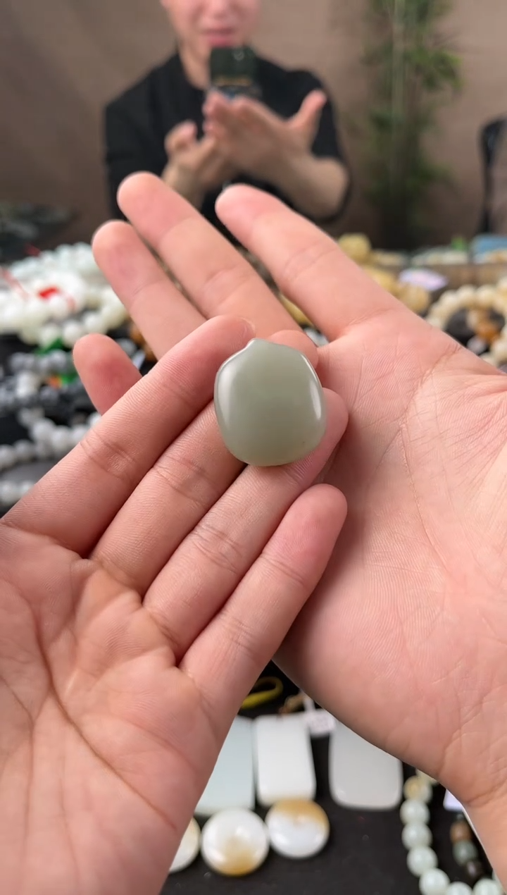 【闪购商品】和田玉无事牌未镶嵌且末青白水滴无事牌微色差