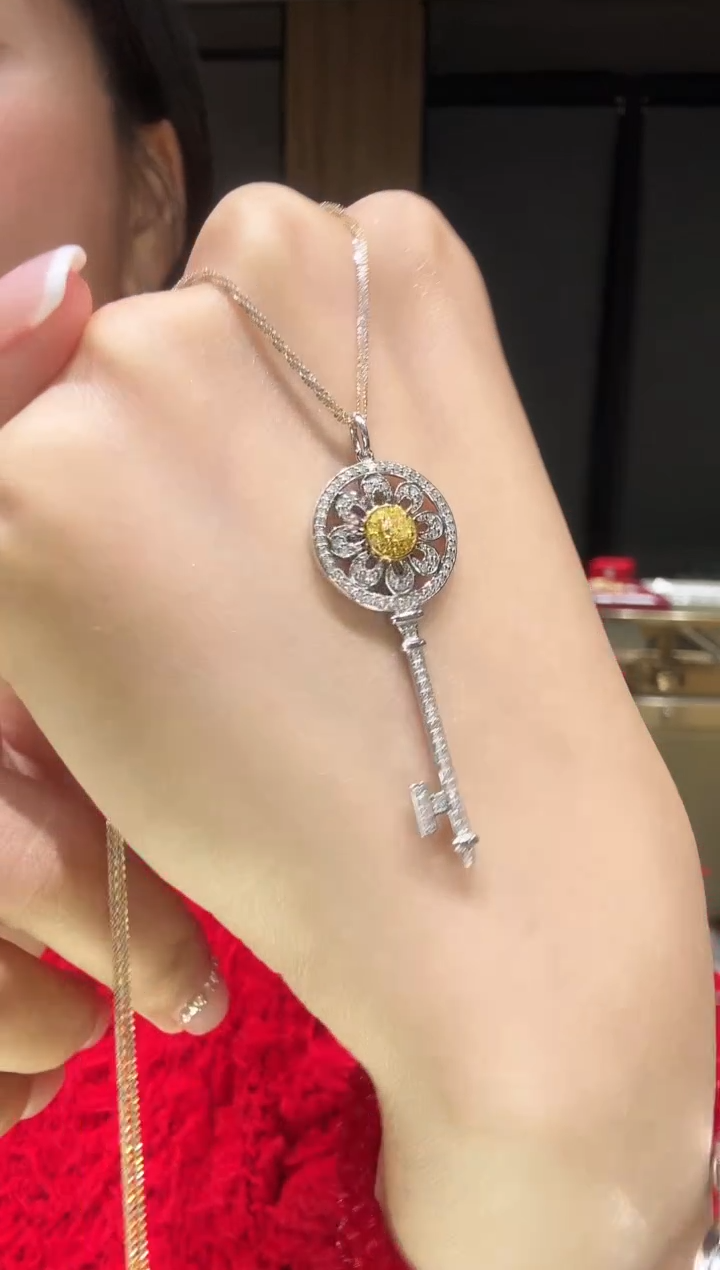 【闪购商品】钻石吊坠（不含链）18K金镶嵌黄钻太阳花