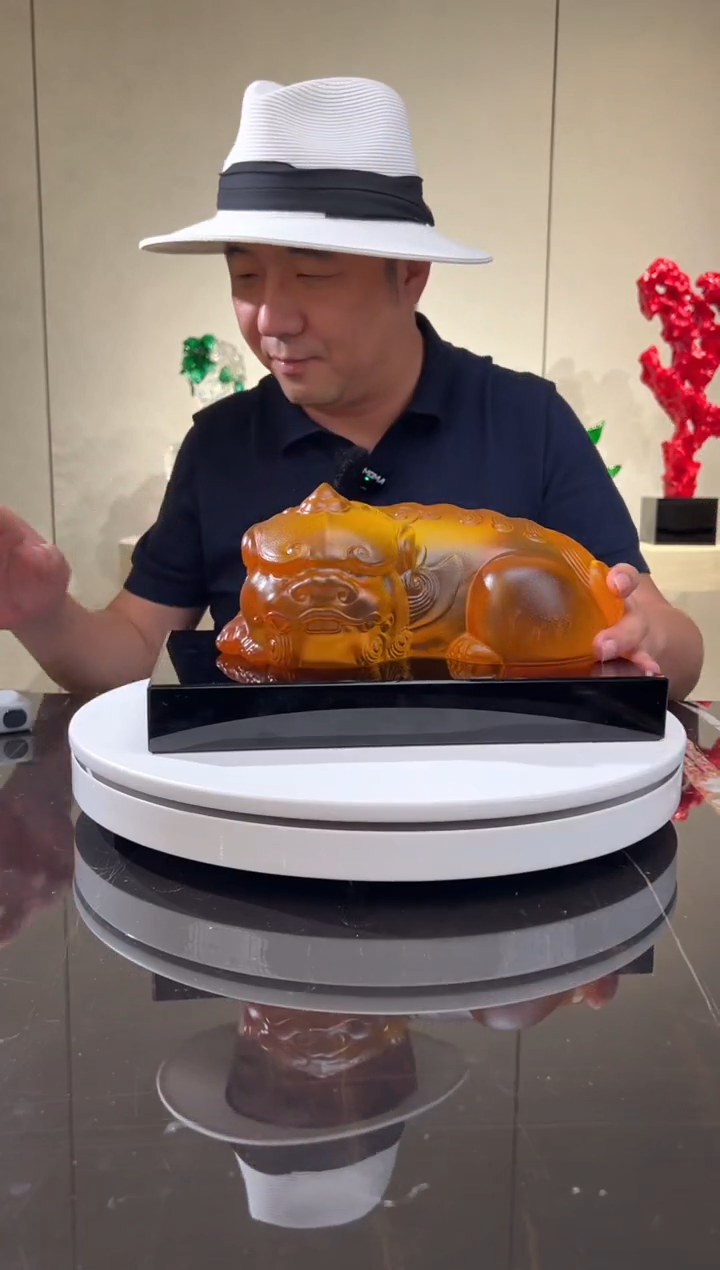 摆件CS0202041琥珀金卧福貔貅艺术琉璃摆件300*200黑水晶底座