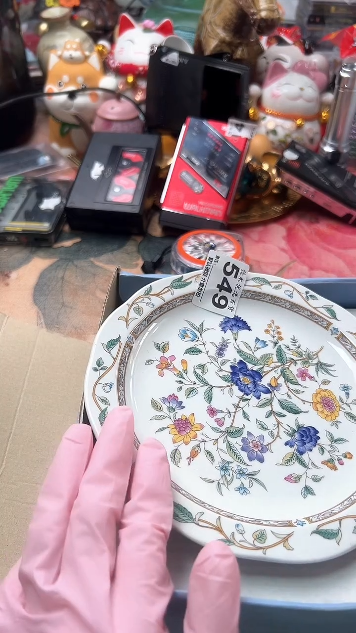 手工艺品琉璃口*风白底碎花纹图案造型瓷器