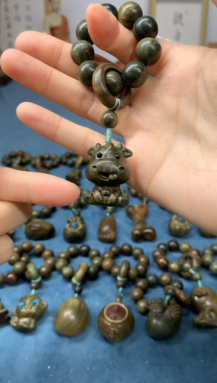 【闪购商品】维腊木（绿檀）把件小萌牛 盘玩件