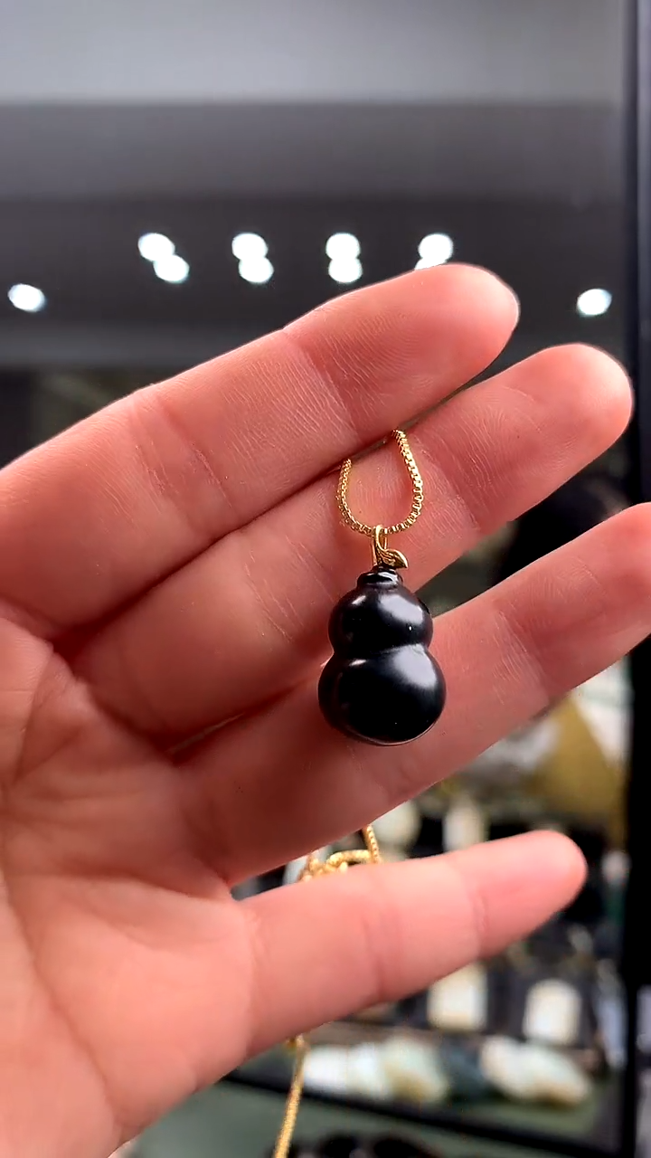 颈饰18K金镶嵌和田玉挂件