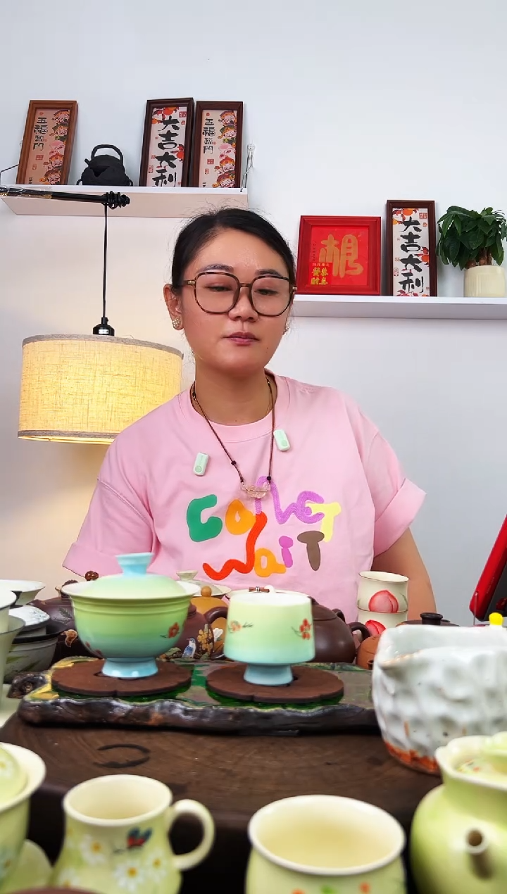 景德镇陶瓷渐变小花盖碗