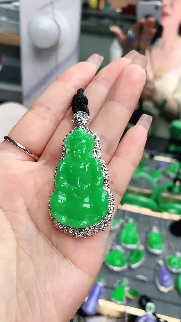 颈饰18K金镶嵌翡翠赠礼盒证书