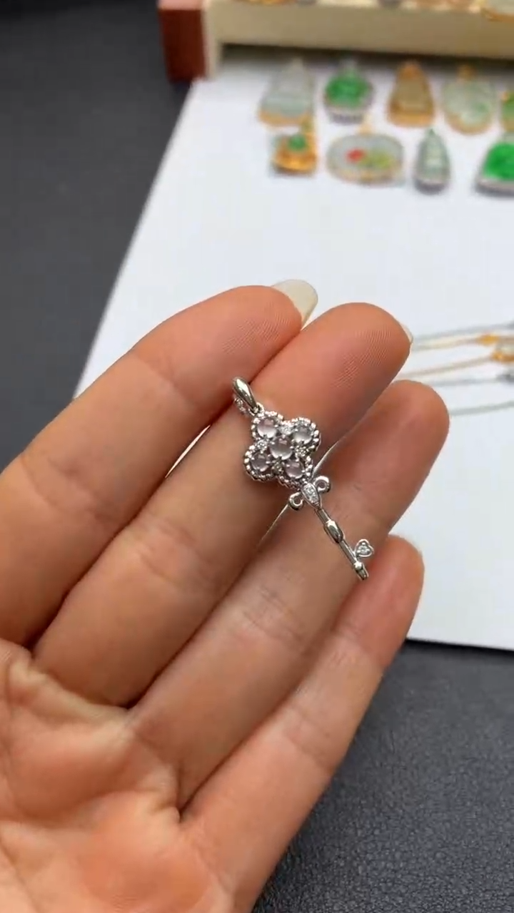 颈饰18K金镶嵌翡翠天然翡翠A货