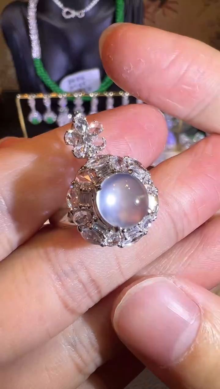 【闪购商品】翡翠戒指18K金镶嵌玻璃种极光白蛋面戒指吊坠两用