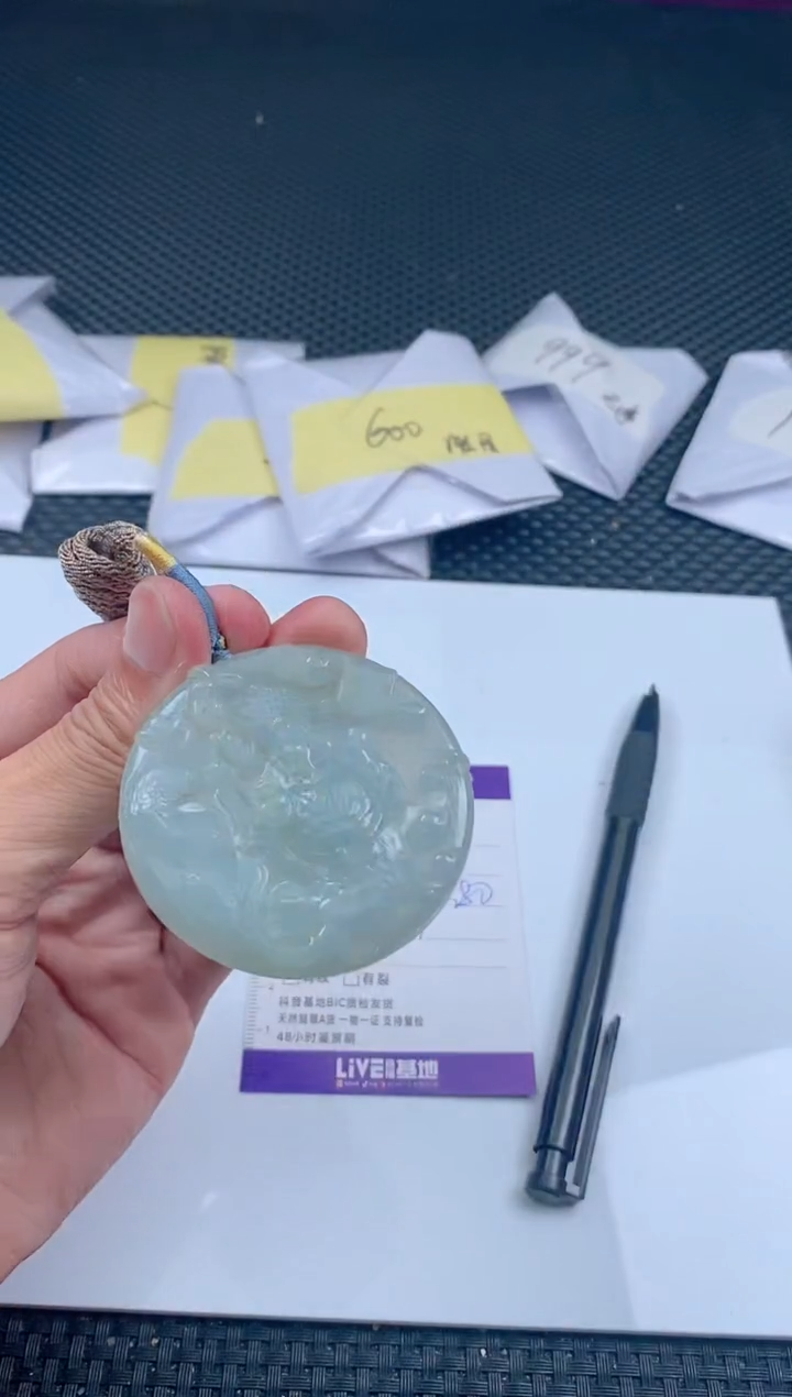 翡翠未镶嵌颈饰            