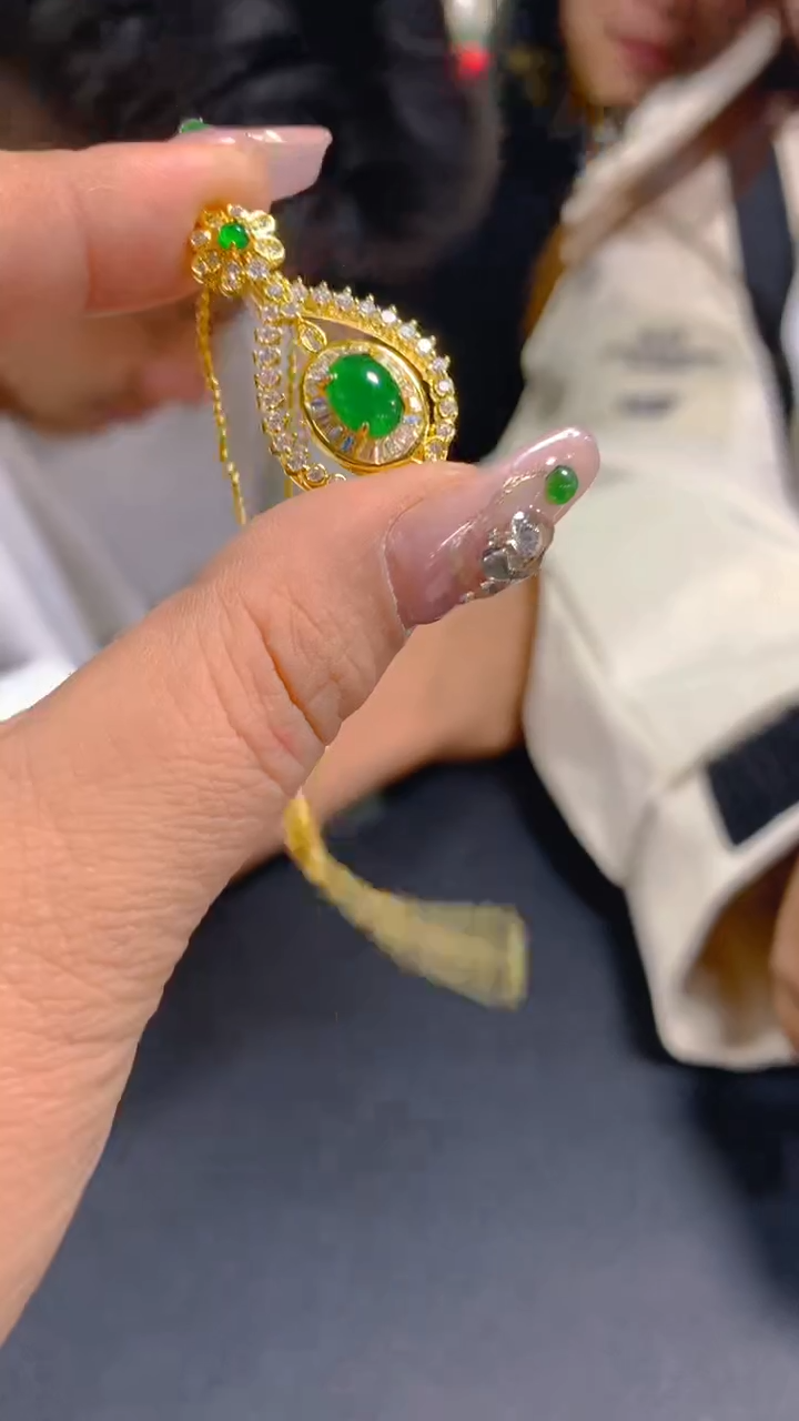 【闪购商品】翡翠吊坠(赠链)未镶嵌0212442442多样性发其一