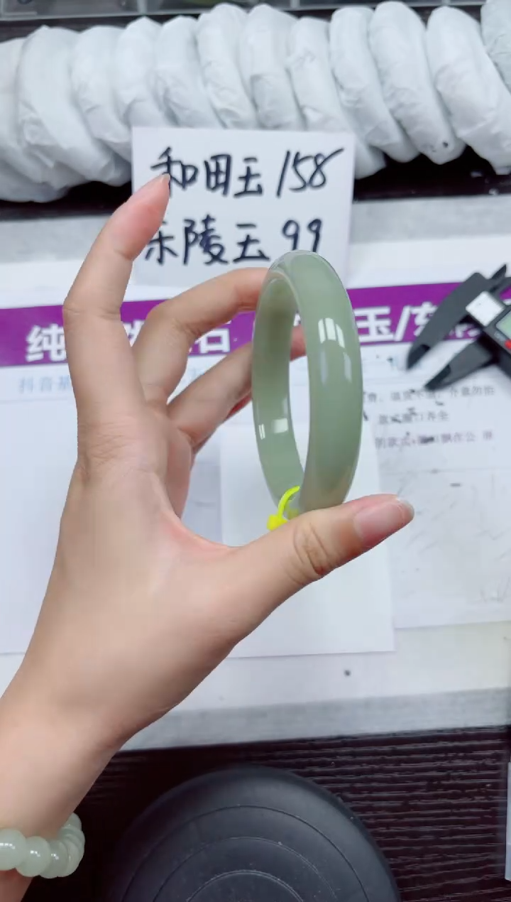 未镶嵌手镯石英质玉D9-64.65